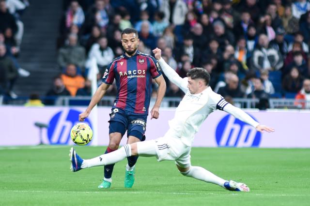 (260118) -- MADRID, Jan. 18, 2026 (Xinhua) -- Real Madrid's Federico Valverde (R) vies with Levante UD's Jeremy Toljan during the La Liga football match between Real Madrid and Levante UD in Madrid, Spain, on Jan. 17, 2026. (Photo by Gustavo Valiente/Xinhua)