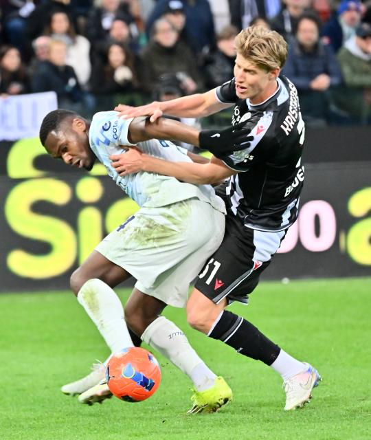 (260118) -- UDINE, Jan. 18, 2026 (Xinhua) -- Inter Milan's Ange-Yoan Bonny (L) vies with Udinese's Thomas Kristensen during a Serie A football match between Udinese and Inter Milan in Udine, Italy, Jan.17, 2026. (Photo by Diego Petrussi/Xinhua)