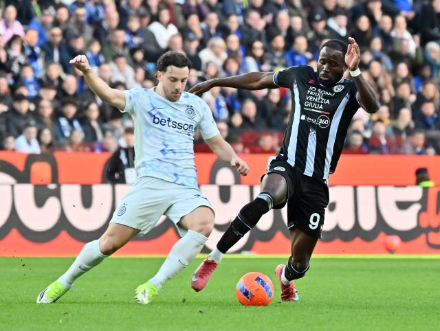 (260118) -- UDINE, Jan. 18, 2026 (Xinhua) -- Inter Milan's Carlos Augusto (L) vies with Udinese's Keinan Davis during a Serie A football match between Udinese and Inter Milan in Udine, Italy, Jan.17, 2026. (Photo by Diego Petrussi/Xinhua)