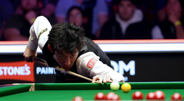 (260118) -- LONDON, Jan. 18, 2026 (Xinhua) -- Wu Yize of China competes during the semifinal match against Kyren Wilson of England at the 2026 Snooker Masters in London, Britain, Jan. 17, 2026. (Xinhua/Li Ying)