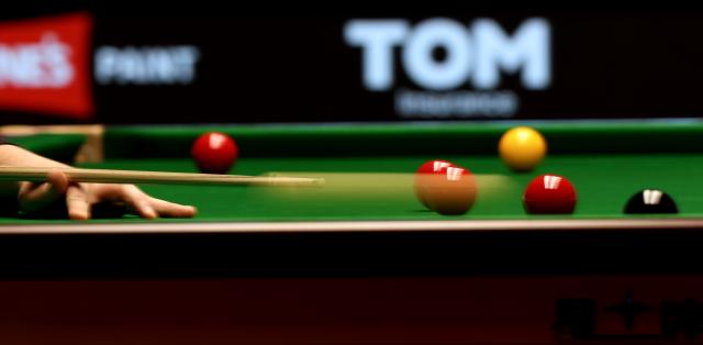 (260118) -- LONDON, Jan. 18, 2026 (Xinhua) -- Kyren Wilson of England competes during the semifinal match against Wu Yize of China at the 2026 Snooker Masters in London, Britain, Jan. 17, 2026. (Xinhua/Li Ying)