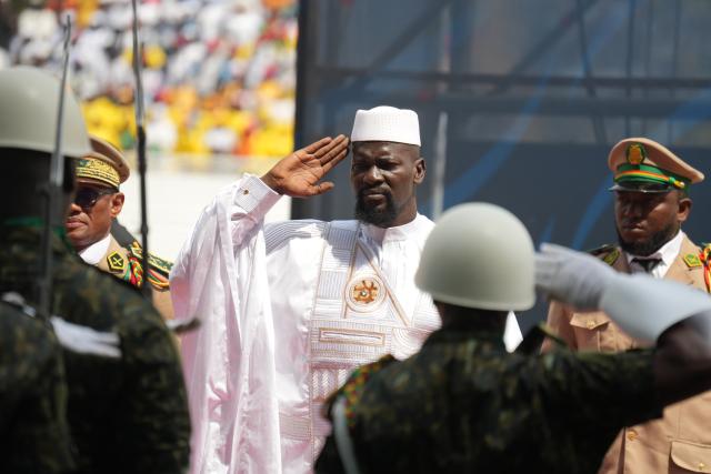 (260118) -- CONAKRY, Jan. 18, 2026 (Xinhua) -- Guinea's president-elect Mamady Doumbouya salutes the military at the inauguration ceremony in Conakry, Guinea, Jan. 17, 2026. Mamady Doumbouya was officially sworn in as president of the Republic of Guinea for a seven-year term on Saturday, in accordance with the provisions of the country's new Constitution. (Xinhua/Zhang Jian)