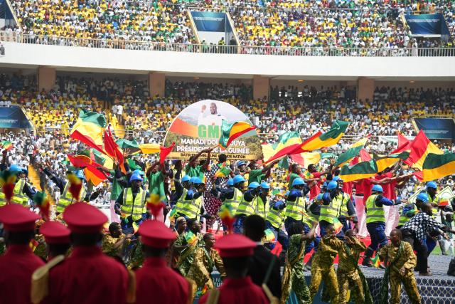 (260118) -- CONAKRY, Jan. 18, 2026 (Xinhua) -- Local artists perform at the presidential inauguration ceremony in Conakry, Guinea, Jan. 17, 2026. Mamady Doumbouya was officially sworn in as president of the Republic of Guinea for a seven-year term on Saturday, in accordance with the provisions of the country's new Constitution. (Xinhua/Zhang Jian)