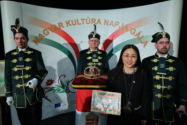(260118) -- BUDAPEST, Jan. 18, 2026 (Xinhua) -- Guo Xiaojing, director of the Hungarian Research Center at Beijing Foreign Studies University, accepts the "Knight of Universal Culture" title in Budapest, Hungary, Jan. 17, 2026. Chinese linguist and literary translator Guo Xiaojing was awarded the "Knight of Universal Culture" title here on Saturday for her outstanding contributions to cultural exchange and mutual understanding between China and Hungary.
   The award was presented during a gala marking the Day of the Hungarian Culture at the Stefania Palace Cultural Center. (Photo by David Balogh/Xinhua)