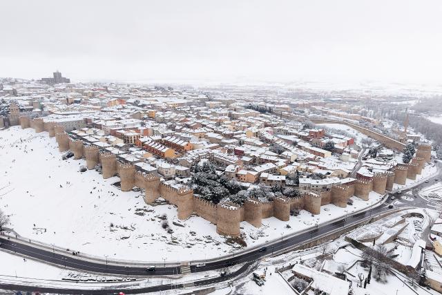 (260118) -- AVILA, Jan. 18, 2026 (Xinhua) -- An aerial drone photo taken on Jan. 17, 2026 shows a view of the snow-covered Avila, Spain. Avila is renowned as a UNESCO World Heritage Site for its well-preserved medieval walls, built in the 11th century and stretching about 2.5 kilometers. (Xinhua/Meng Dingbo)