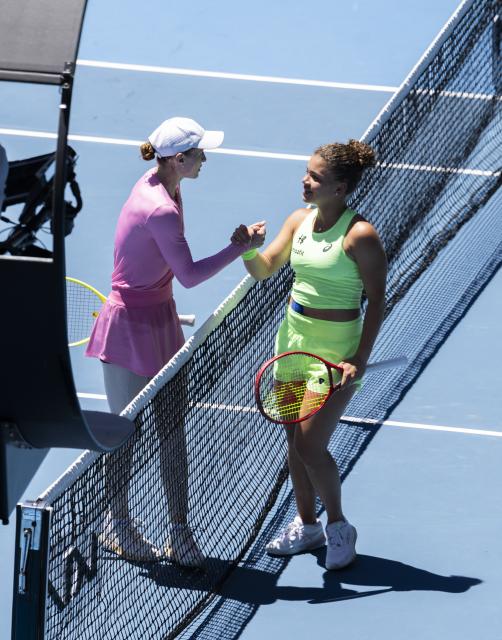 (260118) -- MELBOURNE, Jan. 18, 2026 (Xinhua) -- Jasmine Paolini (R) and Aliaksandra Sasnovich shake hands after the women's singles 1st round match between Jasmine Paolini of Italy and Aliaksandra Sasnovich of Belarus at the Australian Open tennis tournament in Melbourne, Australia, Jan. 18, 2026. (Photo by Hu Jingchen/Xinhua)