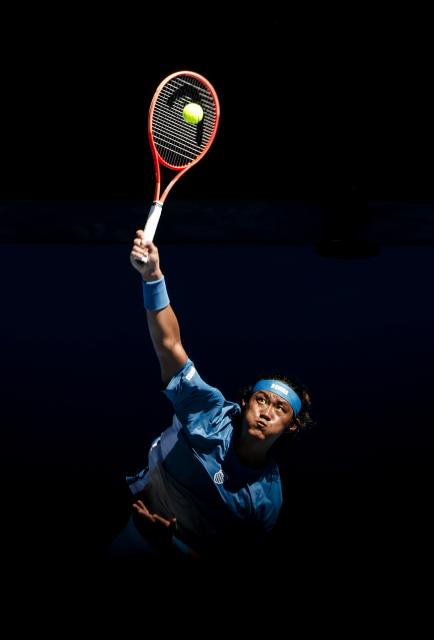 (260118) -- MELBOURNE, Jan. 18, 2026 (Xinhua) -- Zhang Zhizhen of China serves during the men's singles first round match between Zhang Zhizhen of China and Francisco Cerundolo of Argentina at the Australian Open tennis tournament 2026 in Melbourne, Australia, Jan. 18, 2026. (Xinhua/Ma Ping)