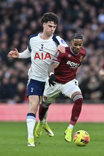 (260118) -- LONDON, Jan. 18, 2026 (Xinhua) -- Crysencio Summerville (R) of West Ham United and Archie Gray of Tottenham Hotspur battle for the ball during the English Premier League match between Tottenham Hotspur and West Ham United in London, Britain, on Jan. 17, 2026. (Xinhua)
FOR EDITORIAL USE ONLY. NOT FOR SALE FOR MARKETING OR ADVERTISING CAMPAIGNS. NO USE WITH UNAUTHORIZED AUDIO, VIDEO, DATA, FIXTURE LISTS, CLUB/LEAGUE LOGOS OR "LIVE" SERVICES. ONLINE IN-MATCH USE LIMITED TO 45 IMAGES, NO VIDEO EMULATION. NO USE IN BETTING, GAMES OR SINGLE CLUB/LEAGUE/PLAYER PUBLICATIONS.