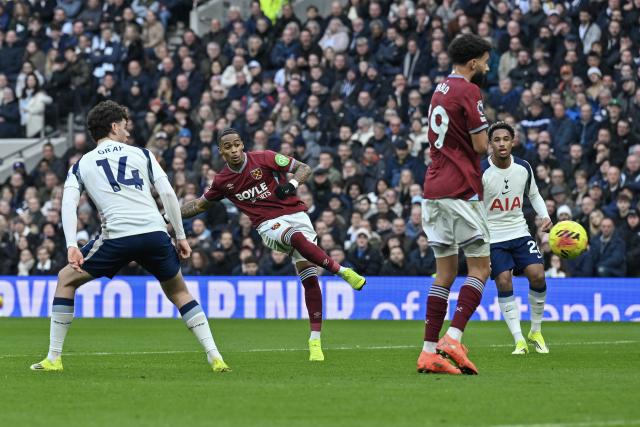 (260118) -- LONDON, Jan. 18, 2026 (Xinhua) -- Crysencio Summerville (2nd L) of West Ham United scores during the English Premier League match between Tottenham Hotspur and West Ham United in London, Britain, on Jan. 17, 2026. (Xinhua)
FOR EDITORIAL USE ONLY. NOT FOR SALE FOR MARKETING OR ADVERTISING CAMPAIGNS. NO USE WITH UNAUTHORIZED AUDIO, VIDEO, DATA, FIXTURE LISTS, CLUB/LEAGUE LOGOS OR "LIVE" SERVICES. ONLINE IN-MATCH USE LIMITED TO 45 IMAGES, NO VIDEO EMULATION. NO USE IN BETTING, GAMES OR SINGLE CLUB/LEAGUE/PLAYER PUBLICATIONS.