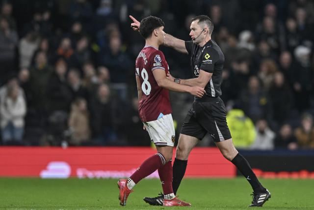 (260118) -- LONDON, Jan. 18, 2026 (Xinhua) -- Referee Jarred Gillett speaks with Mateus Fernandes (L) of West Ham United during the English Premier League match between Tottenham Hotspur and West Ham United in London, Britain, on Jan. 17, 2026. (Xinhua)
FOR EDITORIAL USE ONLY. NOT FOR SALE FOR MARKETING OR ADVERTISING CAMPAIGNS. NO USE WITH UNAUTHORIZED AUDIO, VIDEO, DATA, FIXTURE LISTS, CLUB/LEAGUE LOGOS OR "LIVE" SERVICES. ONLINE IN-MATCH USE LIMITED TO 45 IMAGES, NO VIDEO EMULATION. NO USE IN BETTING, GAMES OR SINGLE CLUB/LEAGUE/PLAYER PUBLICATIONS.