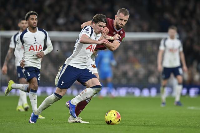 (260118) -- LONDON, Jan. 18, 2026 (Xinhua) -- Conor Gallagher (front L) of Tottenham Hotspur vies with Tomas Soucek of West Ham United during the English Premier League match between Tottenham Hotspur and West Ham United in London, Britain, on Jan. 17, 2026. (Xinhua)
FOR EDITORIAL USE ONLY. NOT FOR SALE FOR MARKETING OR ADVERTISING CAMPAIGNS. NO USE WITH UNAUTHORIZED AUDIO, VIDEO, DATA, FIXTURE LISTS, CLUB/LEAGUE LOGOS OR "LIVE" SERVICES. ONLINE IN-MATCH USE LIMITED TO 45 IMAGES, NO VIDEO EMULATION. NO USE IN BETTING, GAMES OR SINGLE CLUB/LEAGUE/PLAYER PUBLICATIONS.