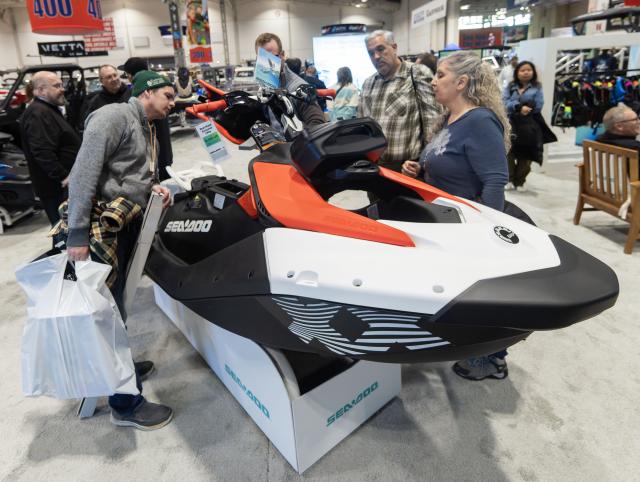 (260118) -- TORONTO, Jan. 18, 2026 (Xinhua) -- People look at a jet ski during the 2026 Toronto International Boat Show in Toronto, Canada, on Jan. 17, 2026. Showcasing more than 1, 000 boats of all sizes, the annual event kicked off here on Saturday and will last until Jan. 25 this year. (Photo by Zou Zheng/Xinhua)
