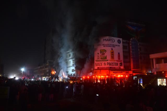 (260118) -- KARACHI, Jan. 18, 2026 (Xinhua) -- Firefighters try to extinguish a fire breaking out at a shopping mall in southern Pakistani port city of Karachi on Jan. 18, 2026. At least six people were killed and over 20 others injured after a fire broke out at a shopping mall in Pakistan's southern port city of Karachi late Saturday night, officials said on Sunday.
   Spokesperson of the southern Sindh province, Sadia Javed, told Xinhua that the blaze erupted at Gul Plaza, a multi-storey shopping mall located on the MA Jinnah Road, which houses over 1,200 shops. (Str/Xinhua)
