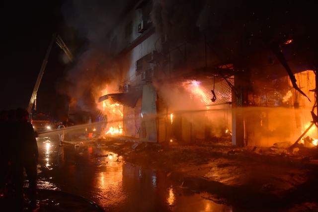 (260118) -- KARACHI, Jan. 18, 2026 (Xinhua) -- Firefighters try to extinguish a fire breaking out at a shopping mall in southern Pakistani port city of Karachi on Jan. 18, 2026. At least six people were killed and over 20 others injured after a fire broke out at a shopping mall in Pakistan's southern port city of Karachi late Saturday night, officials said on Sunday.
   Spokesperson of the southern Sindh province, Sadia Javed, told Xinhua that the blaze erupted at Gul Plaza, a multi-storey shopping mall located on the MA Jinnah Road, which houses over 1,200 shops. (Str/Xinhua)
