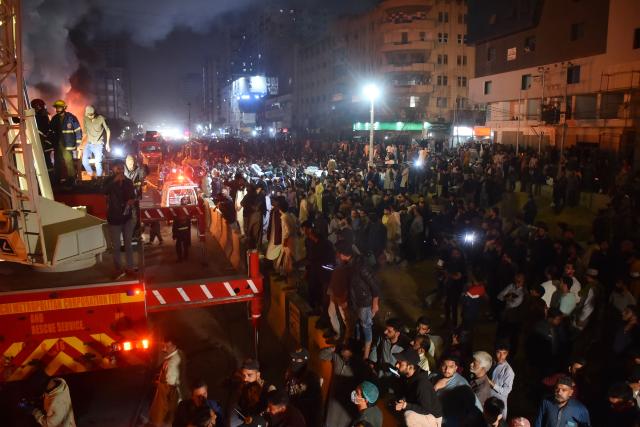 (260118) -- KARACHI, Jan. 18, 2026 (Xinhua) -- Locals and rescuers gather as a fire broke out at a shopping mall in southern Pakistani port city of Karachi on Jan. 18, 2026. At least six people were killed and over 20 others injured after a fire broke out at a shopping mall in Pakistan's southern port city of Karachi late Saturday night, officials said on Sunday.
   Spokesperson of the southern Sindh province, Sadia Javed, told Xinhua that the blaze erupted at Gul Plaza, a multi-storey shopping mall located on the MA Jinnah Road, which houses over 1,200 shops. (Str/Xinhua)