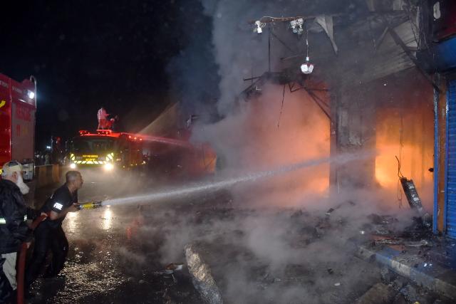(260118) -- KARACHI, Jan. 18, 2026 (Xinhua) -- Firefighters try to extinguish a fire breaking out at a shopping mall in southern Pakistani port city of Karachi on Jan. 18, 2026. At least six people were killed and over 20 others injured after a fire broke out at a shopping mall in Pakistan's southern port city of Karachi late Saturday night, officials said on Sunday.
   Spokesperson of the southern Sindh province, Sadia Javed, told Xinhua that the blaze erupted at Gul Plaza, a multi-storey shopping mall located on the MA Jinnah Road, which houses over 1,200 shops. (Str/Xinhua)