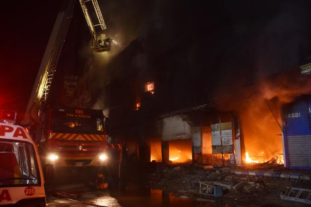 (260118) -- KARACHI, Jan. 18, 2026 (Xinhua) -- Firefighters try to extinguish a fire breaking out at a shopping mall in southern Pakistani port city of Karachi on Jan. 18, 2026. At least six people were killed and over 20 others injured after a fire broke out at a shopping mall in Pakistan's southern port city of Karachi late Saturday night, officials said on Sunday.
   Spokesperson of the southern Sindh province, Sadia Javed, told Xinhua that the blaze erupted at Gul Plaza, a multi-storey shopping mall located on the MA Jinnah Road, which houses over 1,200 shops. (Str/Xinhua)