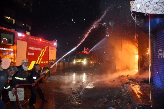 (260118) -- KARACHI, Jan. 18, 2026 (Xinhua) -- Firefighters try to extinguish a fire breaking out at a shopping mall in southern Pakistani port city of Karachi on Jan. 18, 2026. At least six people were killed and over 20 others injured after a fire broke out at a shopping mall in Pakistan's southern port city of Karachi late Saturday night, officials said on Sunday.
   Spokesperson of the southern Sindh province, Sadia Javed, told Xinhua that the blaze erupted at Gul Plaza, a multi-storey shopping mall located on the MA Jinnah Road, which houses over 1,200 shops. (Str/Xinhua)
