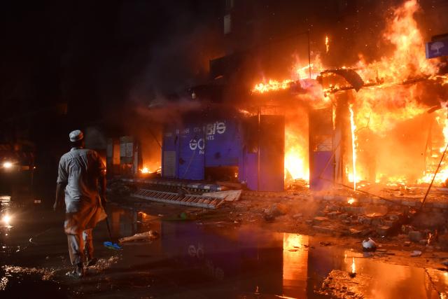 (260118) -- KARACHI, Jan. 18, 2026 (Xinhua) -- Fire rages at a shopping mall in southern Pakistani port city of Karachi on Jan. 18, 2026. At least six people were killed and over 20 others injured after a fire broke out at a shopping mall in Pakistan's southern port city of Karachi late Saturday night, officials said on Sunday.
   Spokesperson of the southern Sindh province, Sadia Javed, told Xinhua that the blaze erupted at Gul Plaza, a multi-storey shopping mall located on the MA Jinnah Road, which houses over 1,200 shops. (Str/Xinhua)