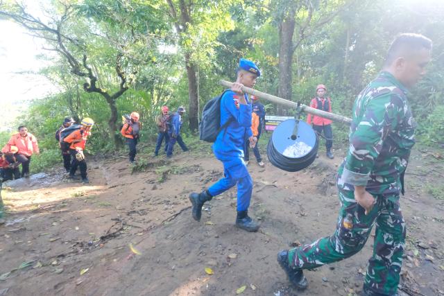 (260118) -- SOUTH SULAWESI, Jan. 18, 2026 (Xinhua) -- Members of a rescue team hike to search the aircraft that lost contact in Pangkep Regency, South Sulawesi province, Indonesia, Jan. 18, 2026. Parts believed to be the fuselage and tail of an aircraft carrying 10 people that lost contact Saturday while flying from Yogyakarta to Makassar were found on Sunday in South Sulawesi, Indonesian local media reported. (Photo by Muchtamir Zaide/Xinhua)