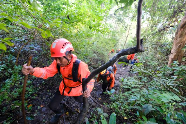 (260118) -- SOUTH SULAWESI, Jan. 18, 2026 (Xinhua) -- Members of a rescue team hike to search the aircraft that lost contact in Pangkep Regency, South Sulawesi province, Indonesia, Jan. 18, 2026. Parts believed to be the fuselage and tail of an aircraft carrying 10 people that lost contact Saturday while flying from Yogyakarta to Makassar were found on Sunday in South Sulawesi, Indonesian local media reported. (Photo by Muchtamir Zaide/Xinhua)