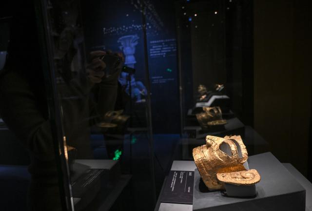 (260118) -- BEIJING, Jan. 18, 2026 (Xinhua) -- Visitors view a golden mask during an exhibition named "Ancient Shu Civilization of the Sanxingdui and Jinsha Sites" at the National Museum of China in Beijing, capital of China, Jan. 18, 2026. With more than 200 pieces (sets) of relics featuring ancient Shu civilization, the exhibition kicked off here on Sunday and will last until Aug. 18. (Xinhua/Jin Liangkuai)