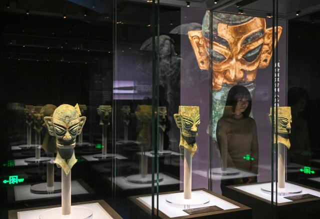 (260118) -- BEIJING, Jan. 18, 2026 (Xinhua) -- A visitor views bronze heads during an exhibition named "Ancient Shu Civilization of the Sanxingdui and Jinsha Sites" at the National Museum of China in Beijing, capital of China, Jan. 18, 2026. With more than 200 pieces (sets) of relics featuring ancient Shu civilization, the exhibition kicked off here on Sunday and will last until Aug. 18. (Xinhua/Jin Liangkuai)