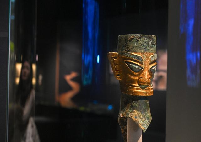 (260118) -- BEIJING, Jan. 18, 2026 (Xinhua) -- This photo taken on Jan. 18, 2026 shows a bronze head with golden mask on display during an exhibition named "Ancient Shu Civilization of the Sanxingdui and Jinsha Sites" at the National Museum of China in Beijing, capital of China. With more than 200 pieces (sets) of relics featuring ancient Shu civilization, the exhibition kicked off here on Sunday and will last until Aug. 18. (Xinhua/Jin Liangkuai)