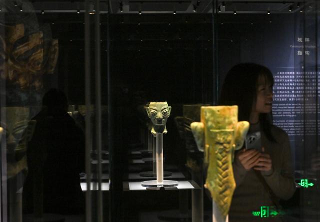 (260118) -- BEIJING, Jan. 18, 2026 (Xinhua) -- Visitors view bronze heads during an exhibition named "Ancient Shu Civilization of the Sanxingdui and Jinsha Sites" at the National Museum of China in Beijing, capital of China, Jan. 18, 2026. With more than 200 pieces (sets) of relics featuring ancient Shu civilization, the exhibition kicked off here on Sunday and will last until Aug. 18. (Xinhua/Jin Liangkuai)