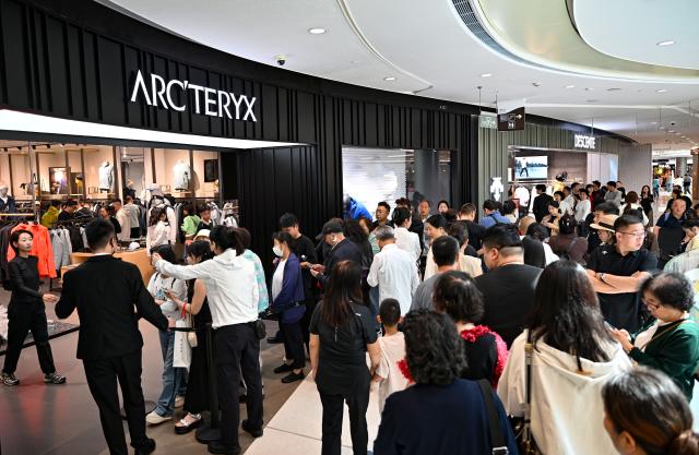 (260118) -- HAIKOU, Jan. 18, 2026 (Xinhua) -- Costumers shop at the Sanya International Duty Free City in Sanya, south China's Hainan Province, on Jan. 10, 2026. On Dec. 18 last year, China launched island-wide special customs operations in the Hainan Free Trade Port (FTP), allowing freer entry of overseas goods, expanding zero-tariff coverage, and introducing more business-friendly measures.
   One month into the island-wide special customs operations, Hainan FTP in south China has seen a sharp rise in duty-free purchases.
   According to Haikou Customs, from Dec. 18, 2025 to Jan. 17, 2026, the duty-free sales supervised by customs reached 4.86 billion yuan (about 693.5 million U.S. dollars), up 46.8 percent year on year, and the number of shoppers rose 30.2 percent year on year to 745,000, showing sustained strong consumption vitality. (Xinhua/Guo Cheng)