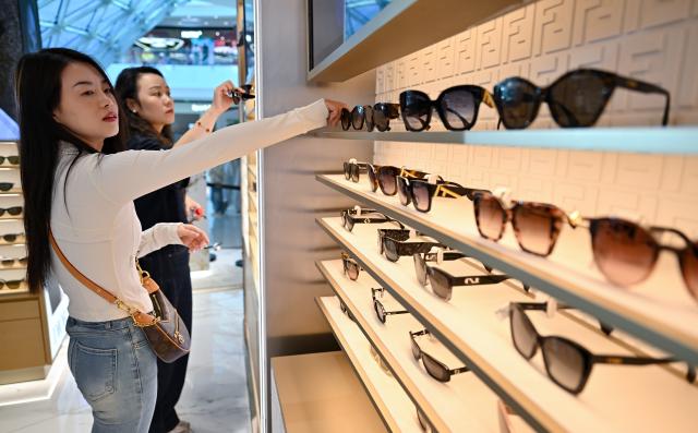 (260118) -- HAIKOU, Jan. 18, 2026 (Xinhua) -- Costumers shop at the Sanya International Duty Free City in Sanya, south China's Hainan Province, on Jan. 10, 2026. On Dec. 18 last year, China launched island-wide special customs operations in the Hainan Free Trade Port (FTP), allowing freer entry of overseas goods, expanding zero-tariff coverage, and introducing more business-friendly measures.
   One month into the island-wide special customs operations, Hainan FTP in south China has seen a sharp rise in duty-free purchases.
   According to Haikou Customs, from Dec. 18, 2025 to Jan. 17, 2026, the duty-free sales supervised by customs reached 4.86 billion yuan (about 693.5 million U.S. dollars), up 46.8 percent year on year, and the number of shoppers rose 30.2 percent year on year to 745,000, showing sustained strong consumption vitality. (Xinhua/Guo Cheng)