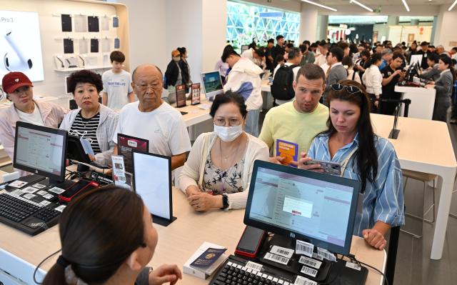(260118) -- HAIKOU, Jan. 18, 2026 (Xinhua) -- Costumers shop at the Sanya International Duty Free City in Sanya, south China's Hainan Province, on Jan. 10, 2026. On Dec. 18 last year, China launched island-wide special customs operations in the Hainan Free Trade Port (FTP), allowing freer entry of overseas goods, expanding zero-tariff coverage, and introducing more business-friendly measures.
   One month into the island-wide special customs operations, Hainan FTP in south China has seen a sharp rise in duty-free purchases.
   According to Haikou Customs, from Dec. 18, 2025 to Jan. 17, 2026, the duty-free sales supervised by customs reached 4.86 billion yuan (about 693.5 million U.S. dollars), up 46.8 percent year on year, and the number of shoppers rose 30.2 percent year on year to 745,000, showing sustained strong consumption vitality. (Xinhua/Guo Cheng)