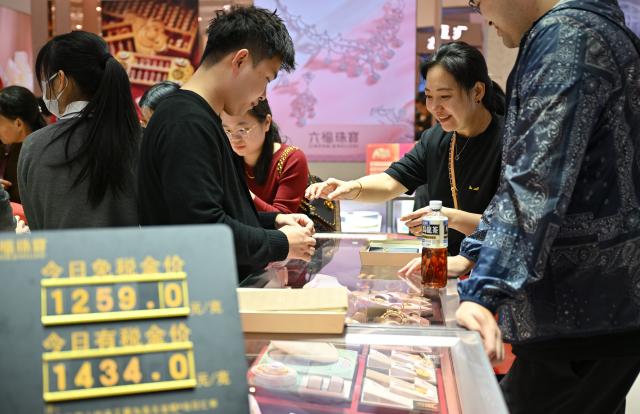 (260118) -- HAIKOU, Jan. 18, 2026 (Xinhua) -- Costumers select gold jewelry at a duty-free store in Haikou, south China's Hainan Province, on Jan. 17, 2026. On Dec. 18 last year, China launched island-wide special customs operations in the Hainan Free Trade Port (FTP), allowing freer entry of overseas goods, expanding zero-tariff coverage, and introducing more business-friendly measures.
   One month into the island-wide special customs operations, Hainan FTP in south China has seen a sharp rise in duty-free purchases.
   According to Haikou Customs, from Dec. 18, 2025 to Jan. 17, 2026, the duty-free sales supervised by customs reached 4.86 billion yuan (about 693.5 million U.S. dollars), up 46.8 percent year on year, and the number of shoppers rose 30.2 percent year on year to 745,000, showing sustained strong consumption vitality. (Xinhua/Guo Cheng)