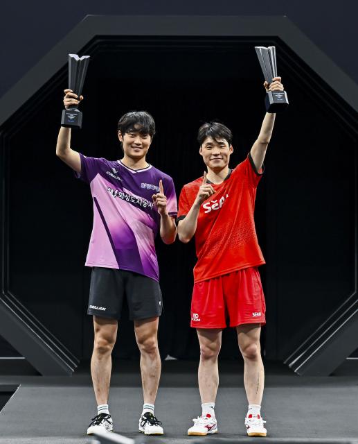 (260118) -- DOHA, Jan. 18, 2026 (Xinhua) -- Gold medalists Jang Woojin (R)/Cho Daeseong of South Korea pose for photos during the awarding ceremony after the men's doubles final match against Huang Youzheng/Wen Ruibo of China at WTT Star Contender Doha 2026 in Doha, Qatar, Jan. 17, 2026. (Photo by Nikku/Xinhua)