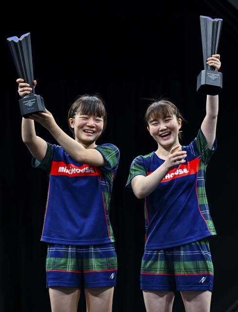 (260118) -- DOHA, Jan. 18, 2026 (Xinhua) -- Gold medalists Yokoi Sakura (L)/Odo Satsuki of Japan pose for photos during the awarding ceremony after the women's doubles final match against Sato Hitomi/Shibata Saki  of Japan at the WTT Star Contender Doha 2026 in Doha, Qatar, Jan. 17, 2026. (Photo by Nikku/Xinhua)