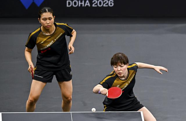 (260118) -- DOHA, Jan. 18, 2026 (Xinhua) -- Sato Hitomi/Shibata Saki (R) of Japan compete during the women's doubles final match against Yokoi Sakura/Odo Satsuki of Japan at the WTT Star Contender Doha 2026 in Doha, Qatar, Jan. 17, 2026. (Photo by Nikku/Xinhua)