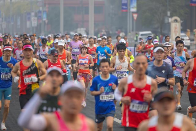 (260118) -- CHONGQING, Jan. 18, 2026 (Xinhua) -- Competitors run during the Chongqing Marathon 2026 in Nan'an District of Chongqing Municipality, southwest China, Jan. 18, 2026. Some 25 thousand runners took part in this sport event here on Sunday. (Xinhua/Huang Wei)