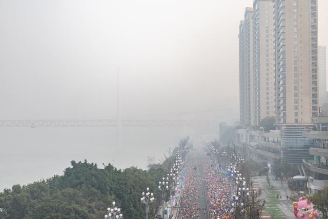 (260118) -- CHONGQING, Jan. 18, 2026 (Xinhua) -- Competitors run during the Chongqing Marathon 2026 in Nan'an District of Chongqing Municipality, southwest China, Jan. 18, 2026. Some 25 thousand runners took part in this sport event here on Sunday. (Xinhua/Huang Wei)