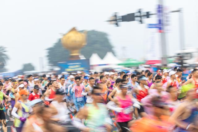 (260118) -- CHONGQING, Jan. 18, 2026 (Xinhua) -- Competitors run during the Chongqing Marathon 2026 in Nan'an District of Chongqing Municipality, southwest China, Jan. 18, 2026. Some 25 thousand runners took part in this sport event here on Sunday. (Xinhua/Huang Wei)