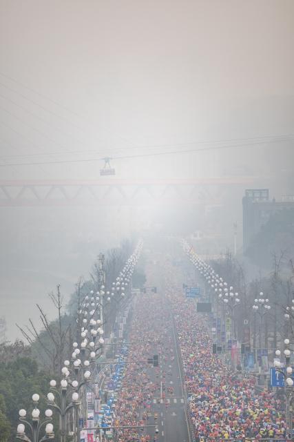 (260118) -- CHONGQING, Jan. 18, 2026 (Xinhua) -- Competitors run during the Chongqing Marathon 2026 in Nan'an District of Chongqing Municipality, southwest China, Jan. 18, 2026. Some 25 thousand runners took part in this sport event here on Sunday. (Xinhua/Huang Wei)