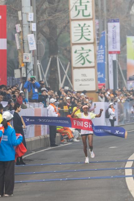 (260118) -- CHONGQING, Jan. 18, 2026 (Xinhua) -- Kebebush Yisma Zewoldemariam of Ethiopia crosses the finishing line and crowns the women's title during the Chongqing Marathon 2026 in Nan'an District of Chongqing Municipality, southwest China, Jan. 18, 2026. Some 25 thousand runners took part in this sport event here on Sunday. (Xinhua/Huang Wei)