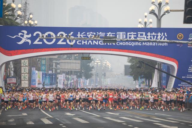 (260118) -- CHONGQING, Jan. 18, 2026 (Xinhua) -- Runners set off from the starting line during the Chongqing Marathon 2026 in Nan'an District of Chongqing Municipality, southwest China, Jan. 18, 2026. Some 25 thousand runners took part in this sport event here on Sunday. (Xinhua/Huang Wei)