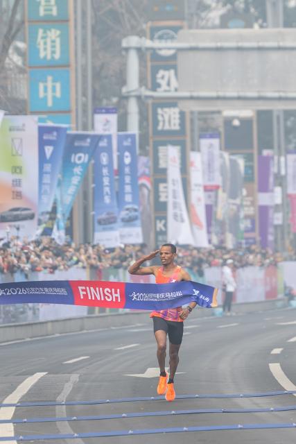 (260118) -- CHONGQING, Jan. 18, 2026 (Xinhua) -- Adisu Tesfahun Tafere of Ethiopia crosses the finishing line and crowns the men's title during the Chongqing Marathon 2026 in Nan'an District of Chongqing Municipality, southwest China, Jan. 18, 2026. Some 25 thousand runners took part in this sport event here on Sunday. (Xinhua/Huang Wei)