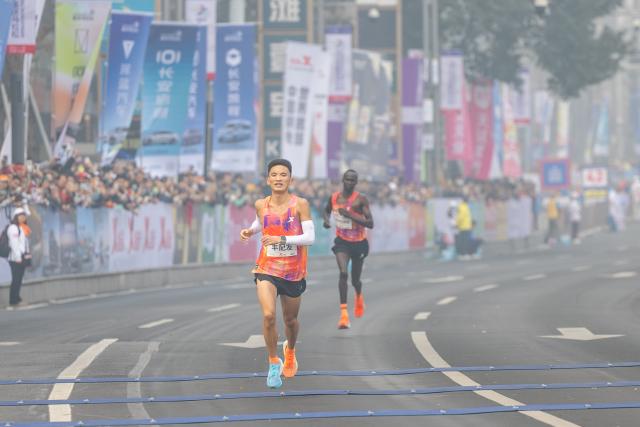 (260118) -- CHONGQING, Jan. 18, 2026 (Xinhua) -- Feng Peiyou of China runs during the Chongqing Marathon 2026 in Nan'an District of Chongqing Municipality, southwest China, Jan. 18, 2026. Some 25 thousand runners took part in this sport event here on Sunday. (Xinhua/Huang Wei)
