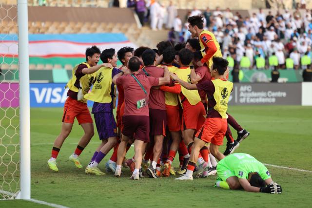 (260118) -- BEIJING, Jan. 18, 2026 (Xinhua) -- Team China celebrate winning the 2026 AFC U23 Asian Cup quarterfinal match between China and Uzbekistan in Jeddah, Saudi Arabia, Jan. 17, 2026. (Xinhua/Wang Haizhou)