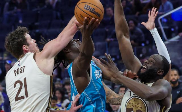 (260118) -- SAN FRANCISCO, Jan. 18, 2026 (Xinhua) -- Golden State Warriors' Draymood Green (R) competes during the 2025-2026 NBA regular season basketball game between Golden State Warriors and Charlotte Hornets in San Francisco, the United States, Jan. 17, 2026. (Photo by Dong Xudong/Xinhua)