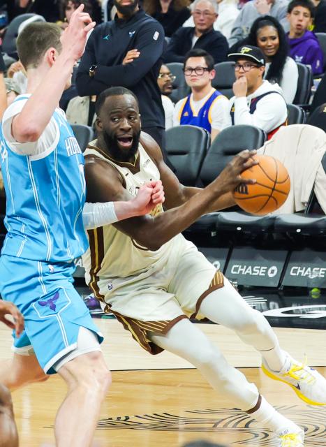 (260118) -- SAN FRANCISCO, Jan. 18, 2026 (Xinhua) -- Golden State Warriors' Draymood Green (R) competes during the 2025-2026 NBA regular season basketball game between Golden State Warriors and Charlotte Hornets in San Francisco, the United States, Jan. 17, 2026. (Photo by Dong Xudong/Xinhua)