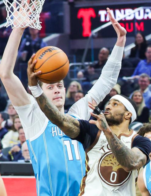 (260118) -- SAN FRANCISCO, Jan. 18, 2026 (Xinhua) -- Golden State Warriors' Gary Payton II (R) goes for a layup during the 2025-2026 NBA regular season basketball game between Golden State Warriors and Charlotte Hornets in San Francisco, the United States, Jan. 17, 2026. (Photo by Dong Xudong/Xinhua)
