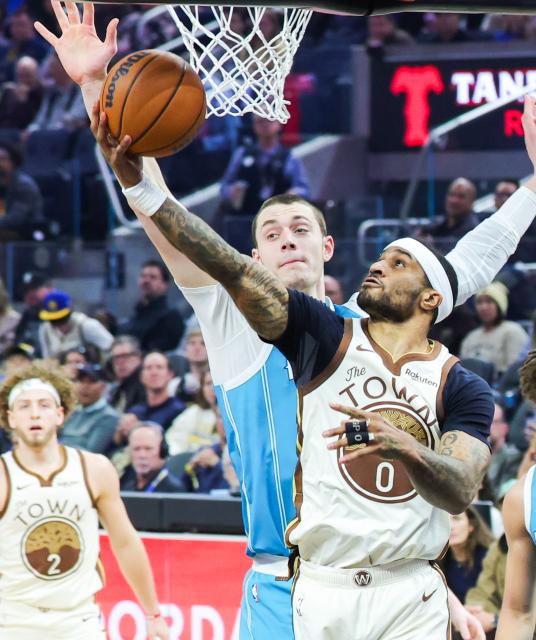 (260118) -- SAN FRANCISCO, Jan. 18, 2026 (Xinhua) -- Golden State Warriors' Gary Payton II (R) competes during the 2025-2026 NBA regular season basketball game between Golden State Warriors and Charlotte Hornets in San Francisco, the United States, Jan. 17, 2026. (Photo by Dong Xudong/Xinhua)