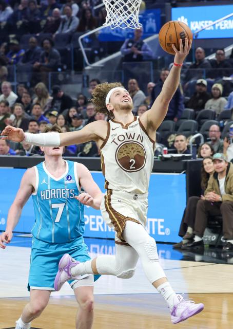 (260118) -- SAN FRANCISCO, Jan. 18, 2026 (Xinhua) -- Golden State Warriors' Brandin Podziemski (R) goes for a layup during the 2025-2026 NBA regular season basketball game between Golden State Warriors and Charlotte Hornets in San Francisco, the United States, Jan. 17, 2026. (Photo by Dong Xudong/Xinhua)